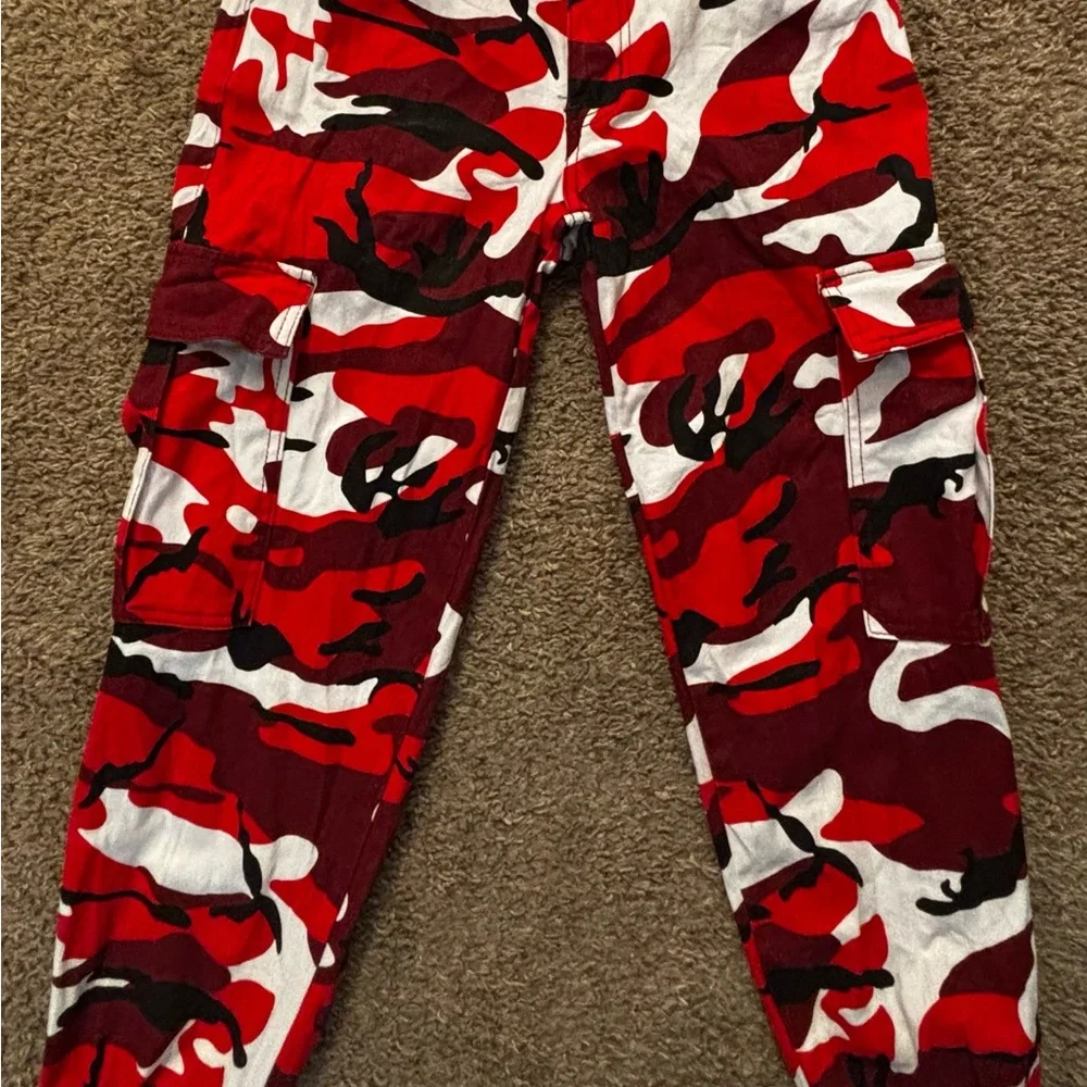 Rue 21 Woman’s Size Sm. Red Camo print Joggers Cargo pockets Great condition - Picture 10 of 16